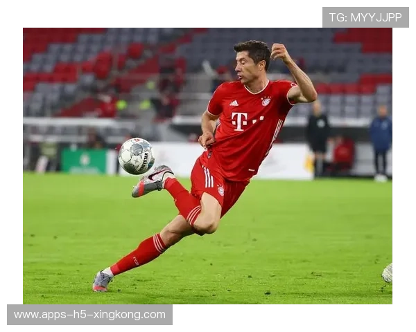 莱万胸部停球之后轻巧回做，拜仁创造组织点