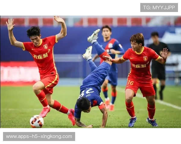 武汉三镇内线突破强势,力量感十足 武汉三镇内线突破强势,力量感十足