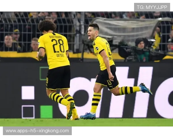 多特蒙德外线连动打开禁区深处 多特蒙德外线连动打开禁区深处